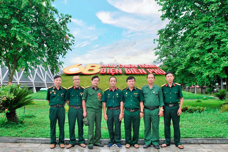 Hội Cựu chiến binh Trường Đại học Vinh thăm chiến trường Điện Biên Phủ