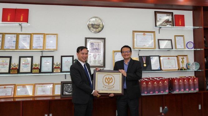  Trường Đại học Vinh thăm và làm việc tại Công ty Cổ phần Thức ăn chăn nuôi C.P. Việt Nam