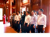  Đảng bộ Trường Đại học Vinh dâng hoa, dâng hương tưởng niệm Chủ tịch Hồ Chí Minh tại Khu Di tích Kim Liên
